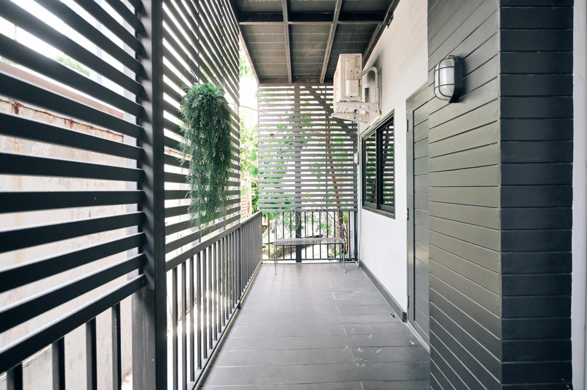 Castle Black Bangkok Exterior foto